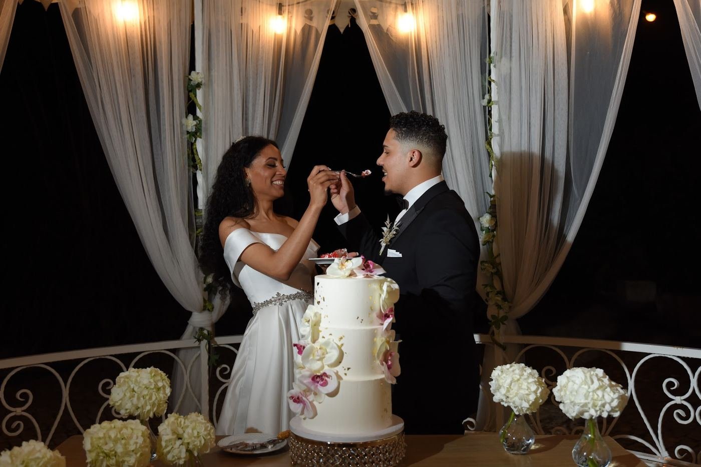 Noivos a provar o bolo, um casamento real animado pela Team Brasa