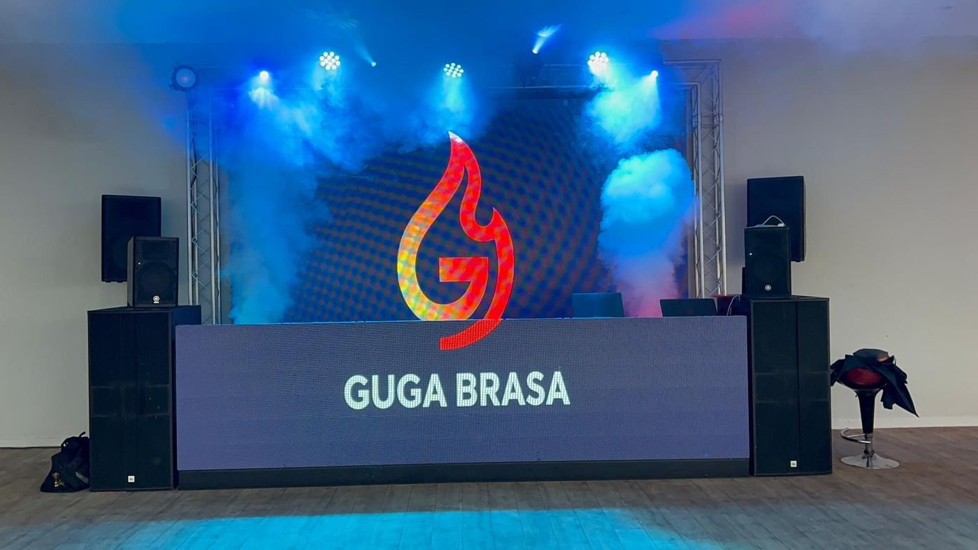 Cabine Team Brasa com ecrã LED de grande formato com o logótipo, luz azul e fumo