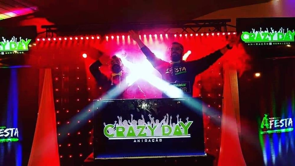 Guga Brasa em palco no período Crazy Day