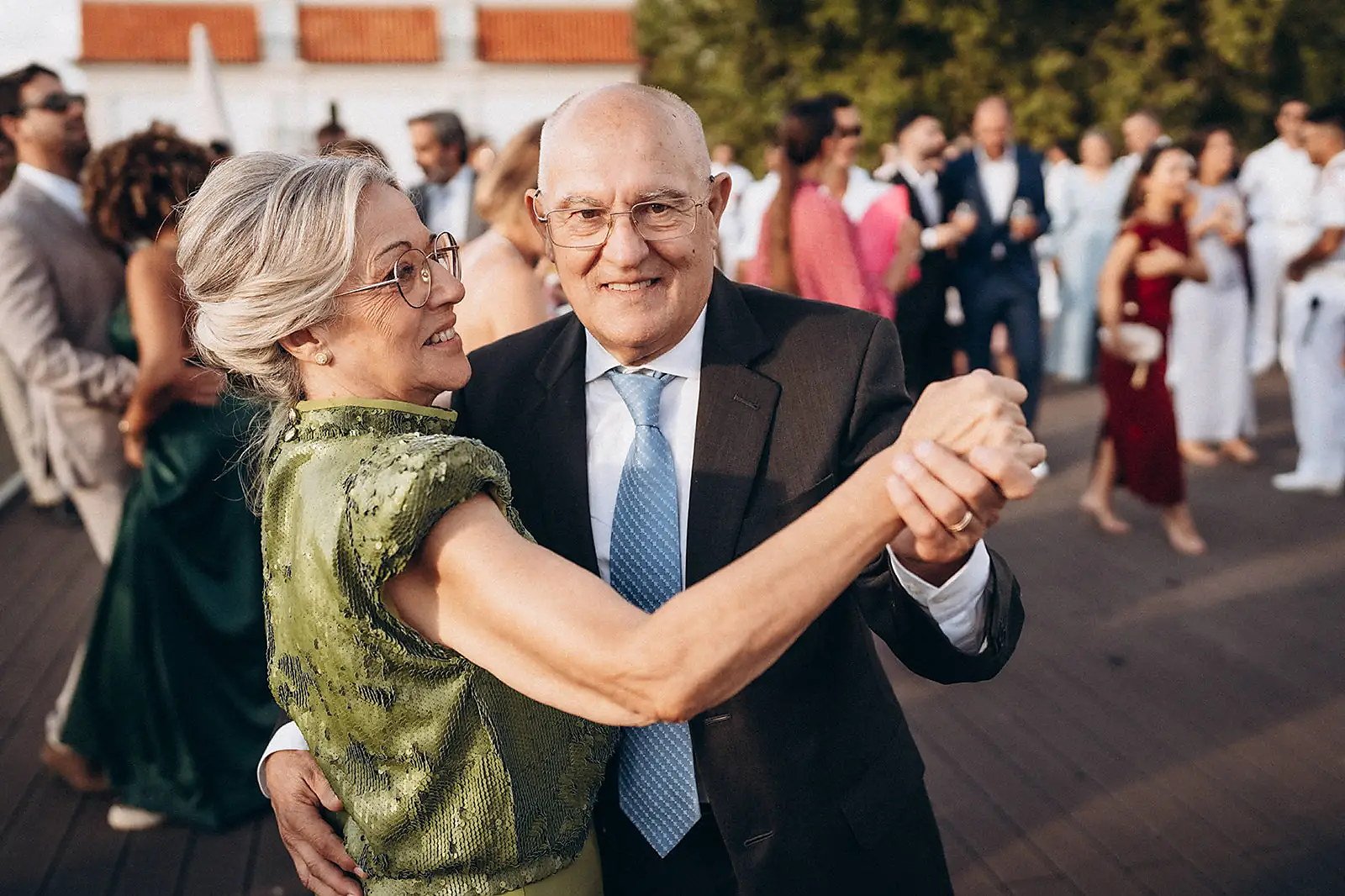 Casal de idade a dançar agarrado ao fim da tarde