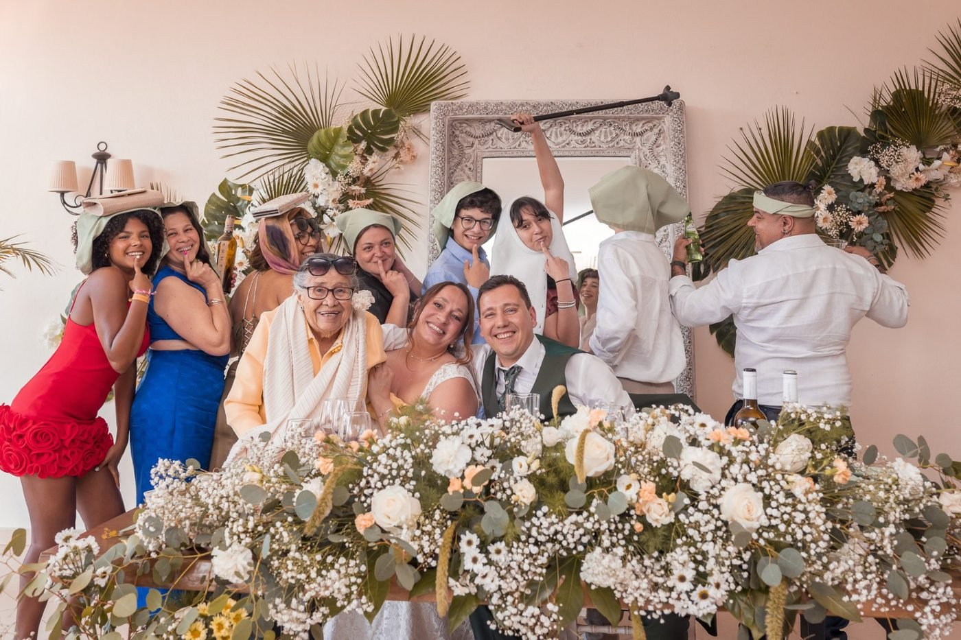 Convidados a celebrar à volta da mesa dos noivos