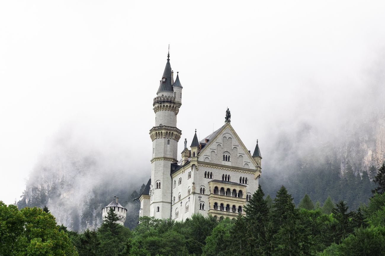 Schloss Neuschwanstein in Bayern im Nebel