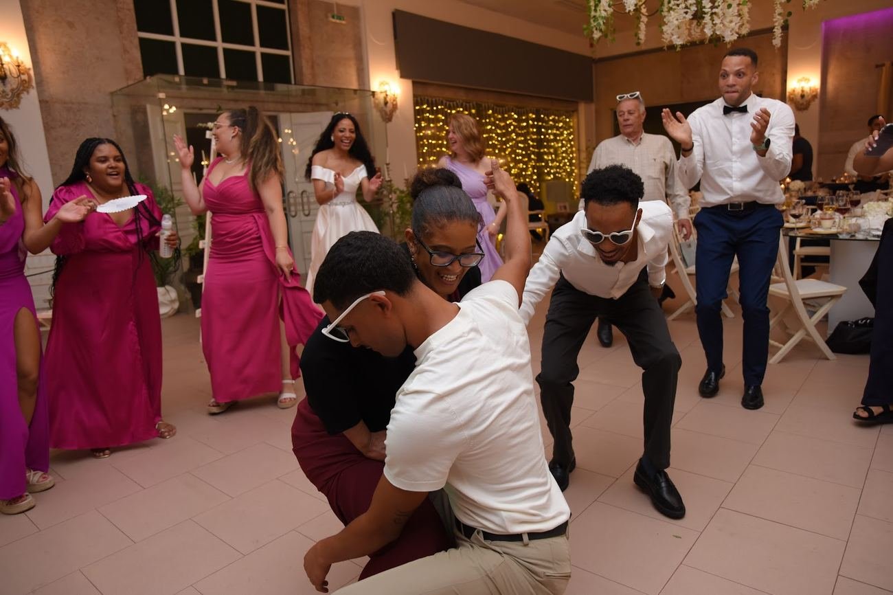 Grupo de convidados a rir e dançar, num casamento real animado pela Team Brasa