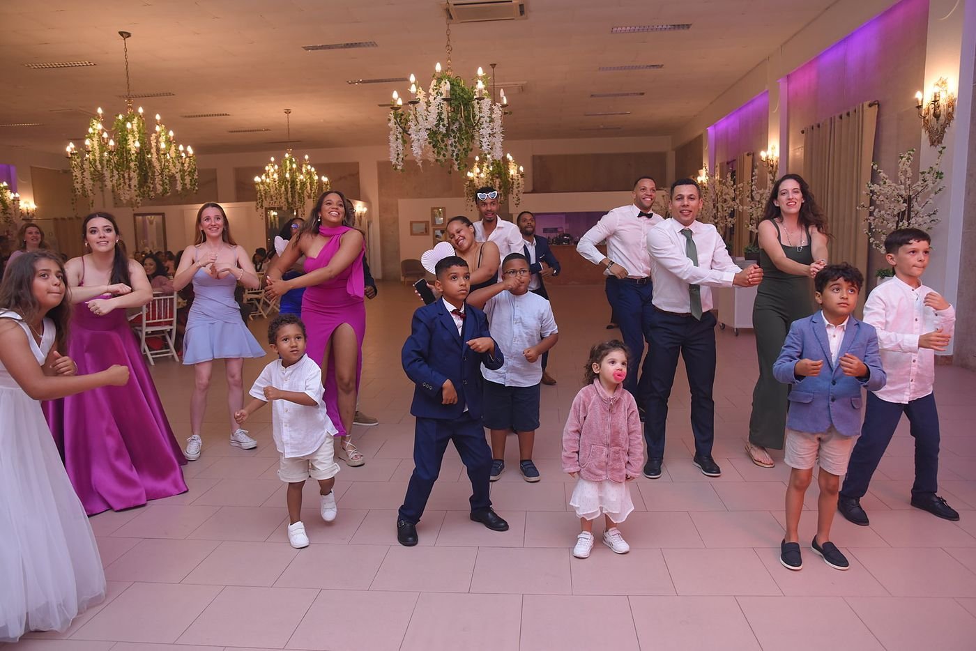 Crianças e adultos na mesma coreografia, no meio da pista