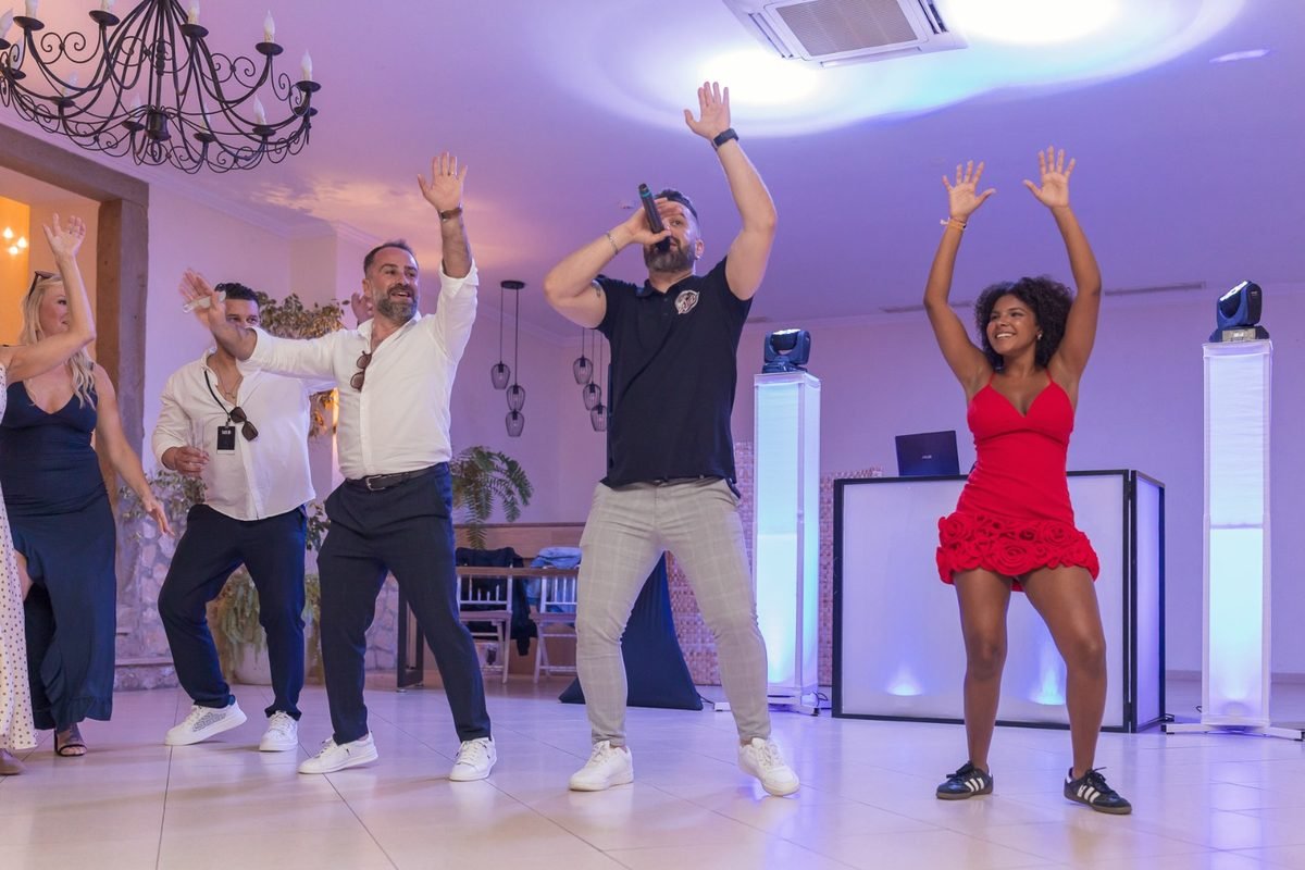 Animação de aniversário com a equipa a puxar pela pista