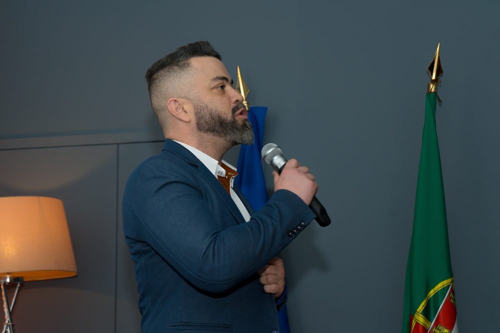 Guga Brasa como mestre de cerimónias em evento corporativo