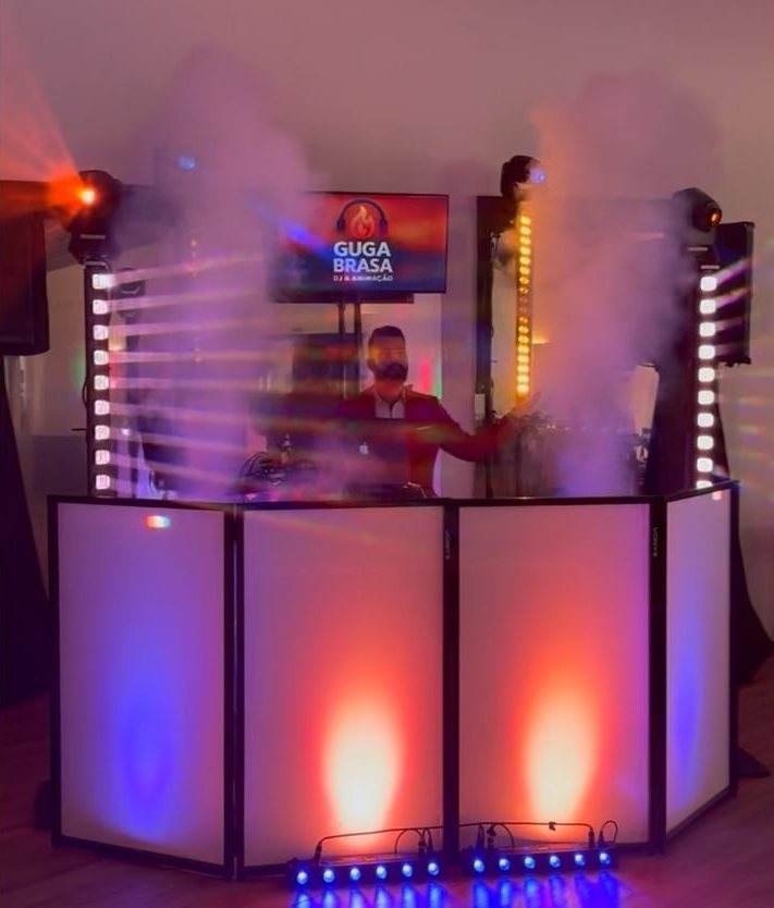 Estrutura de som e luz Team Brasa montada com ecrã de marca