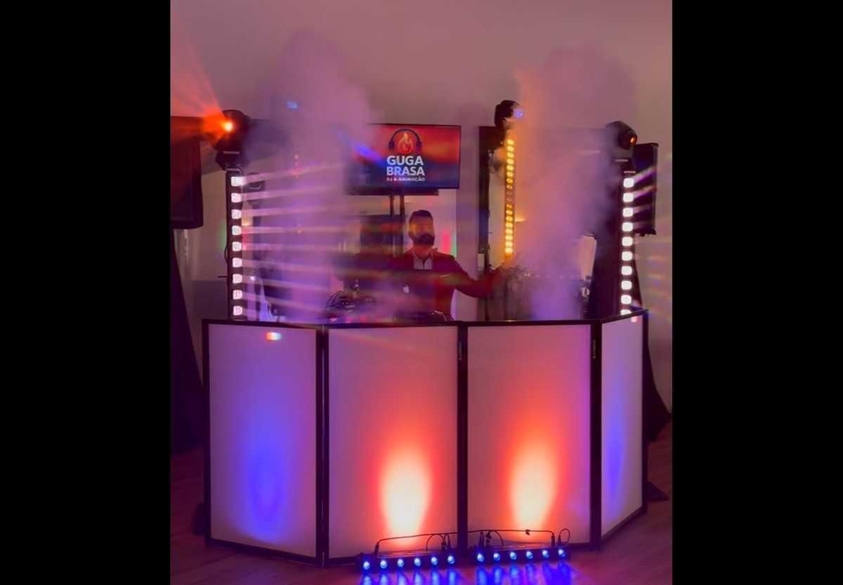 Estrutura de som e luz Team Brasa montada com ecrã de marca